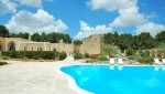 spazio esterno della masseria con piscina esterna