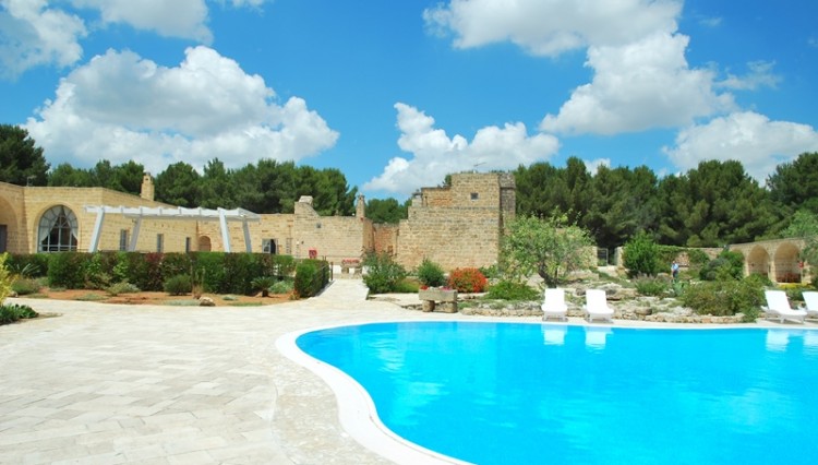 spazio esterno della masseria con piscina esterna